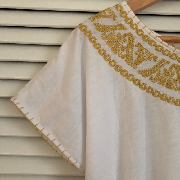 A Common Thread • Mexican-style Embroidered top - Picture 3 of 5